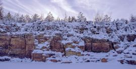 Steinbruchwand im Winter